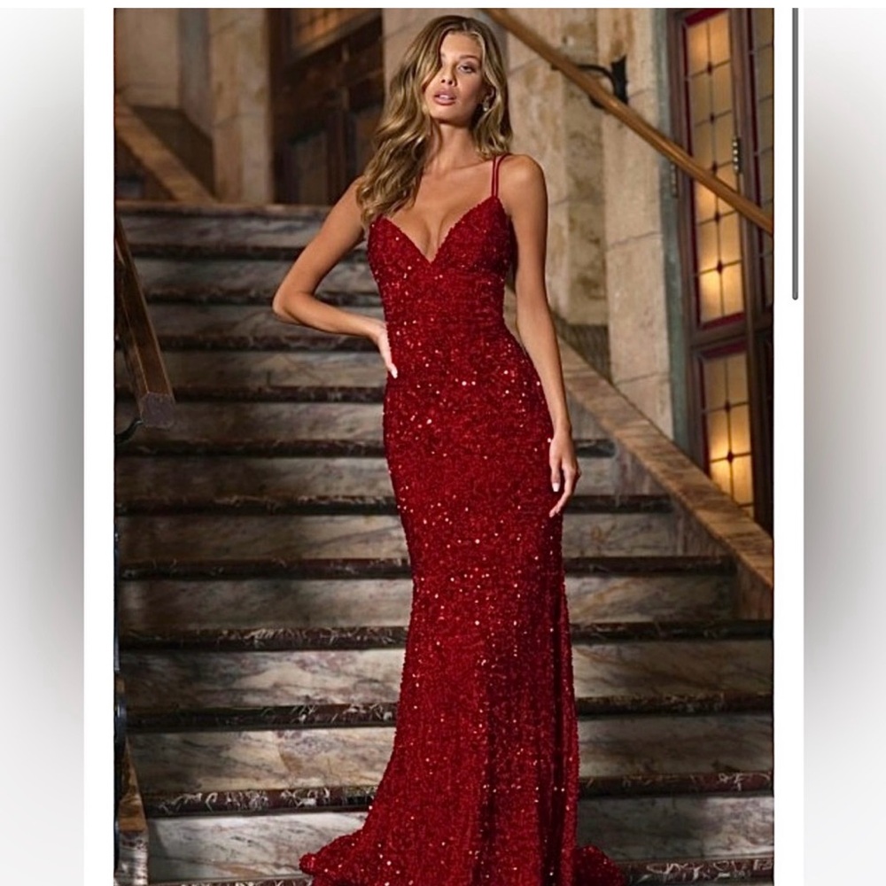 Excellent condition Sherri Hill dress. Unaltered. Size 6. Freshly dry cleaned.